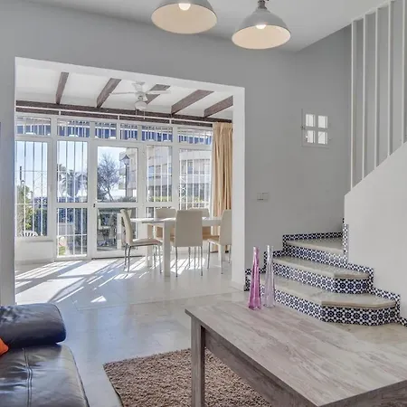 Hébergement de vacances Lovely Townhouse Next To The Beach *